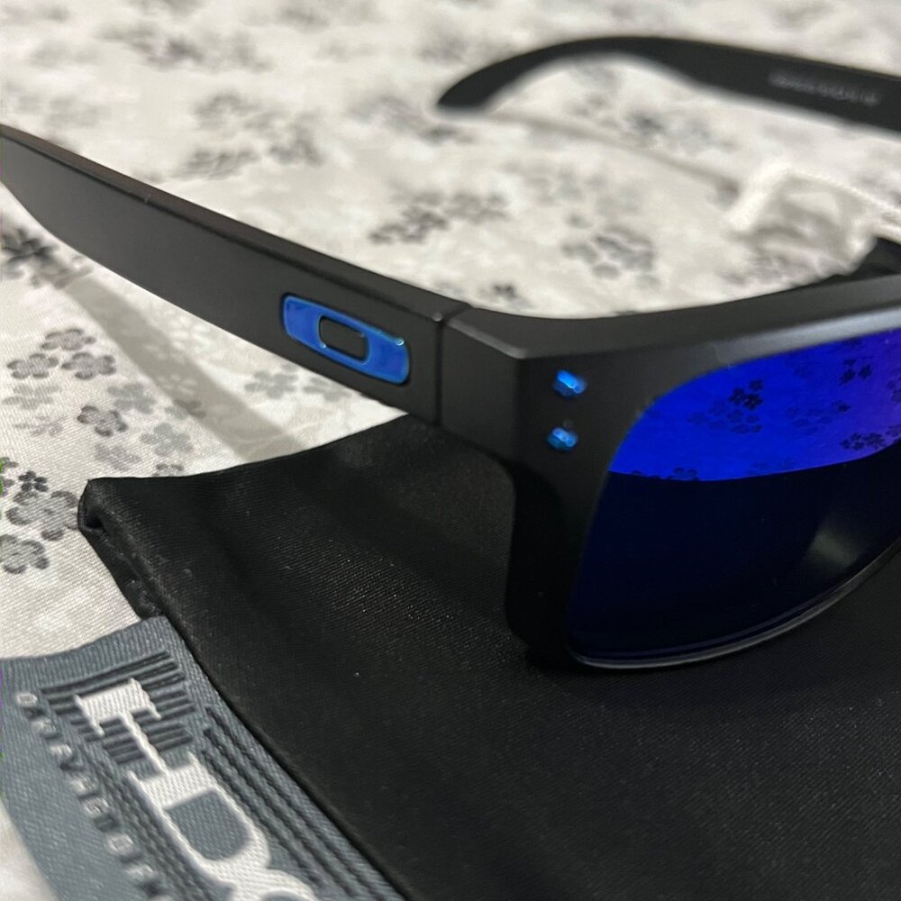 Oakley Men's Black and Blue Sunglasses - Picture 8 of 12
